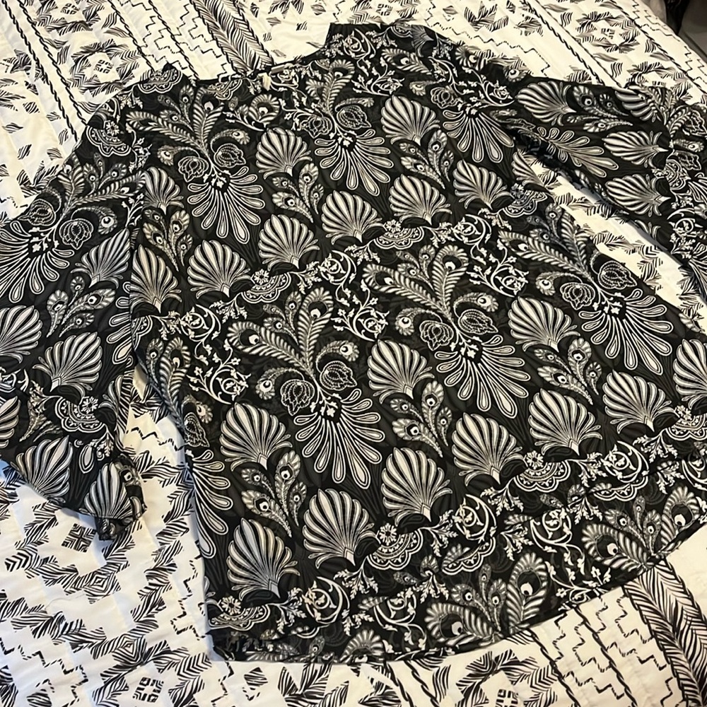 Cato Peacock Print Top Blouse Size L in Bkack & White